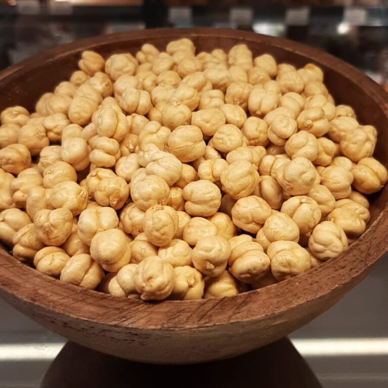 CHICKPEAS YELLOW RAW It is prepared using traditional methods, with fresh and high-quality ingredients.