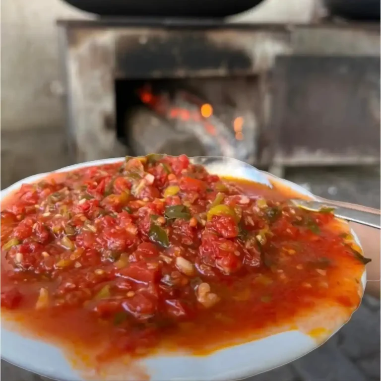 Hot sauce Vegetables grown in summer are prepared by drying in the sun.